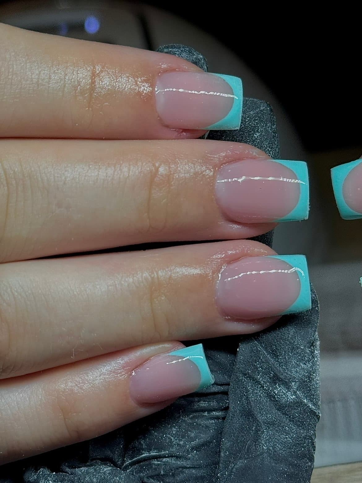 Turquoise french tips met fijne witte lijn