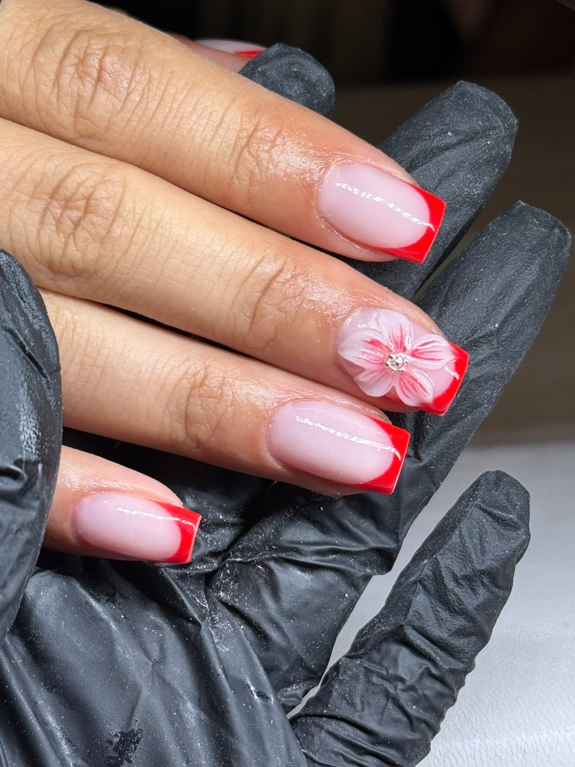 Rode french tips met handgemaakte 3D-bloem en nail gem