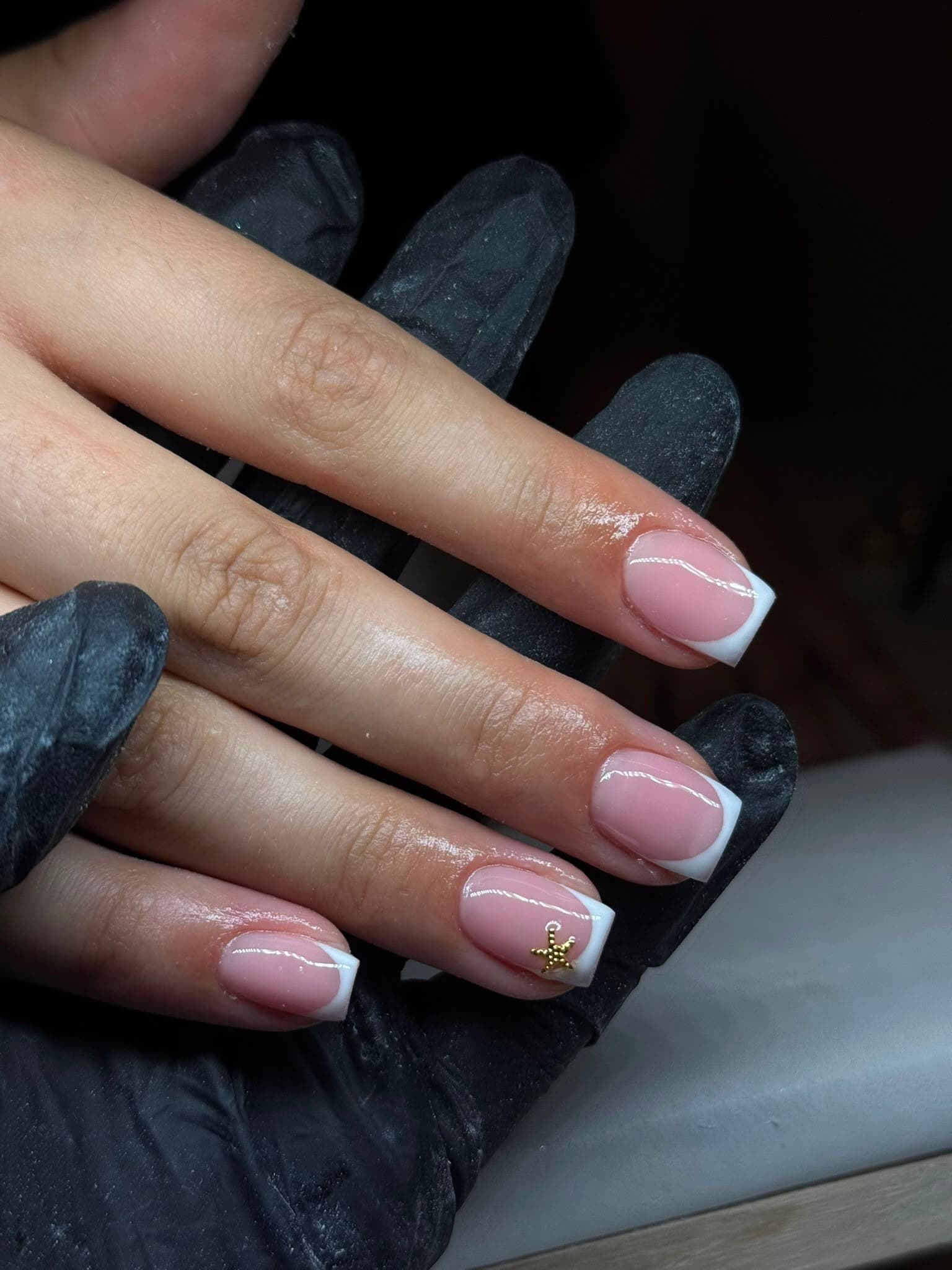 Witte french tips met een gouden zeester als accent