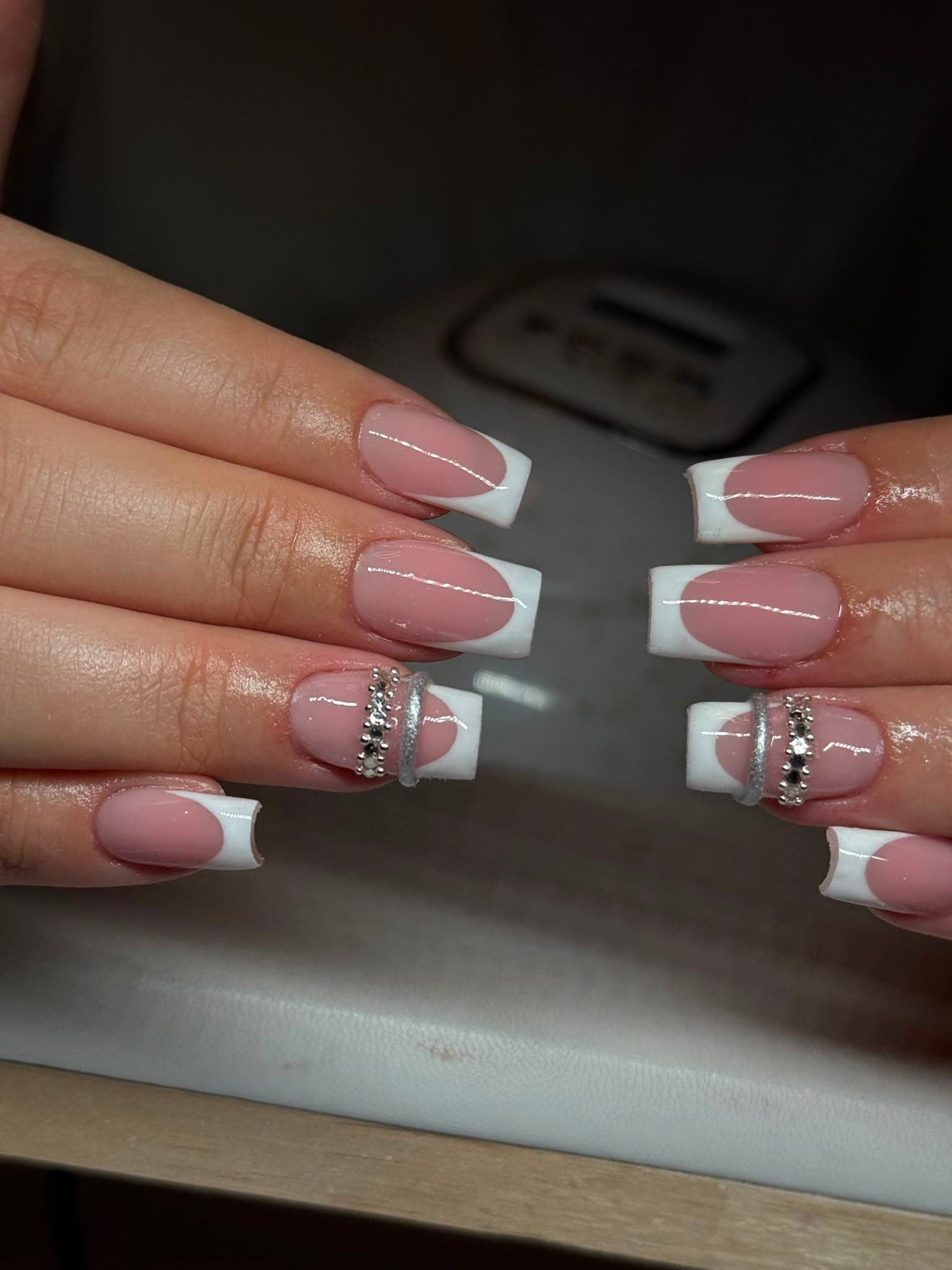 Witte french tips met een rij strassteentjes en zilveren lijn
