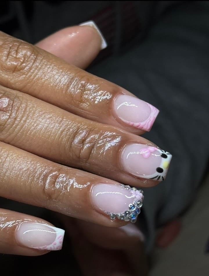 French tips met nail art, strassteentjes en een handgetekend figuurtje