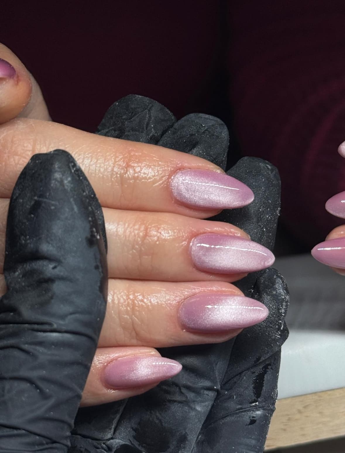 Cateye-nagels in roze met een fluwelen lichtstreep, op amandelvormige gelnagels